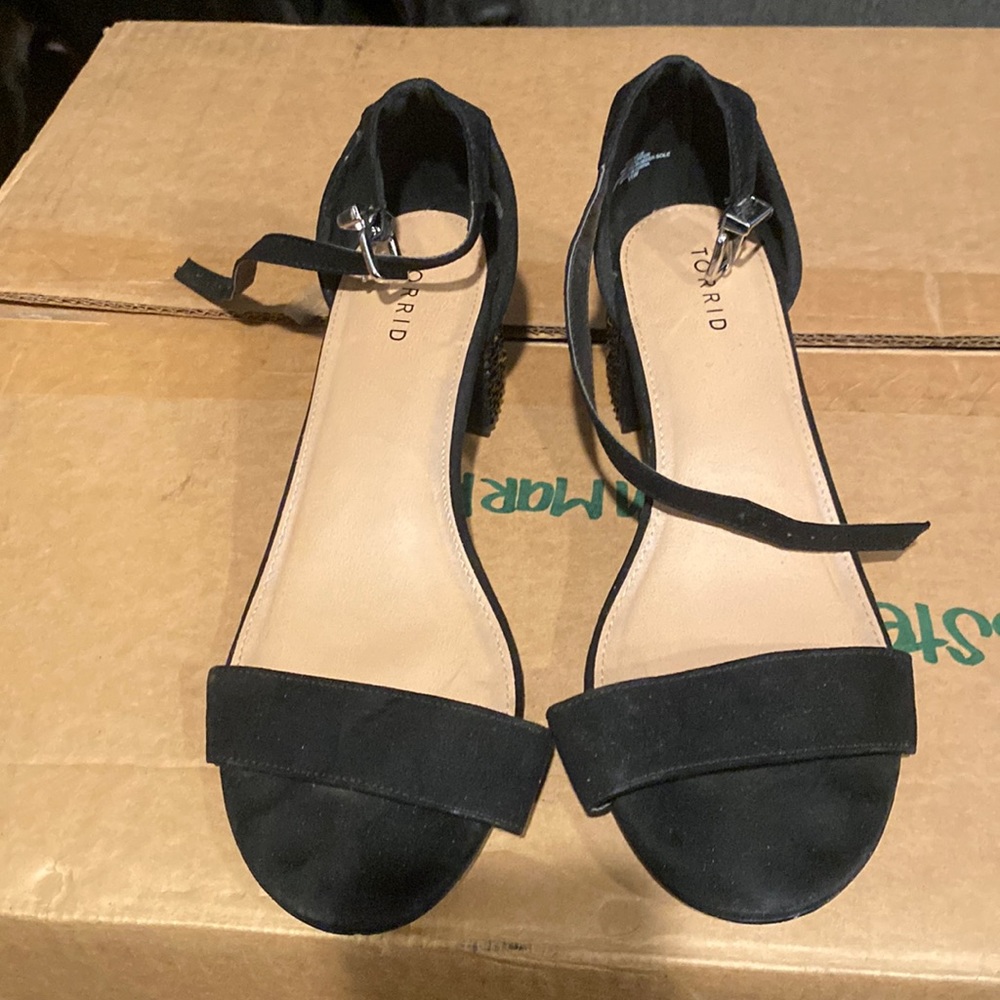 Low heeled embellished chunky heel